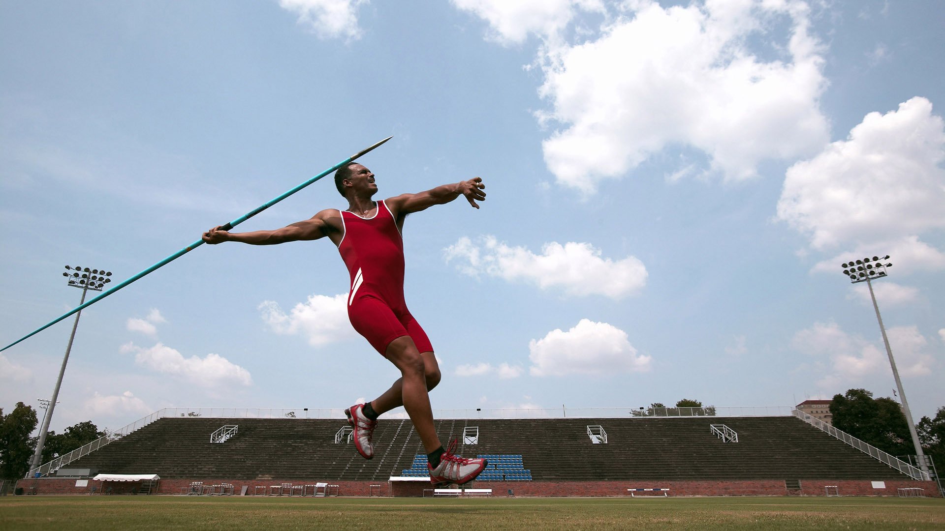 “高新体育中心网球赛：选手拼尽全力，赛场气氛爆棚”